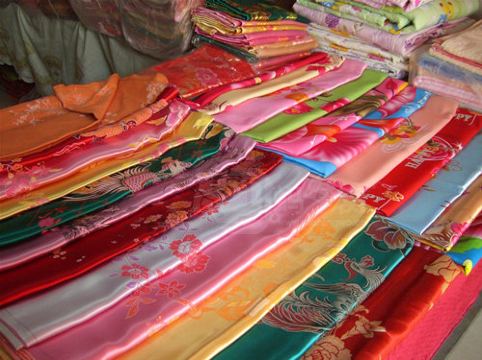 杭州丝绸,历史悠久,质地轻软,色彩绮丽,品种繁多,有绸,缎,绫,绢等十几