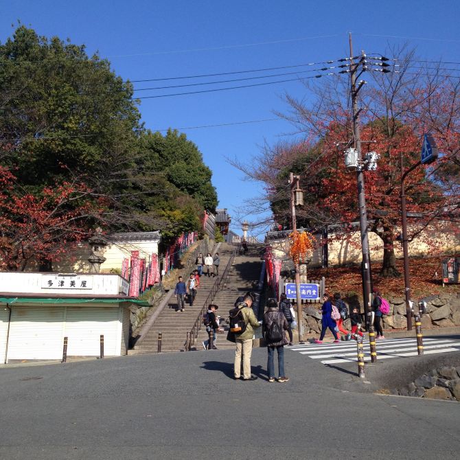 一路往《兴福寺》方向步行,当日天气超好,沿途风景超美.