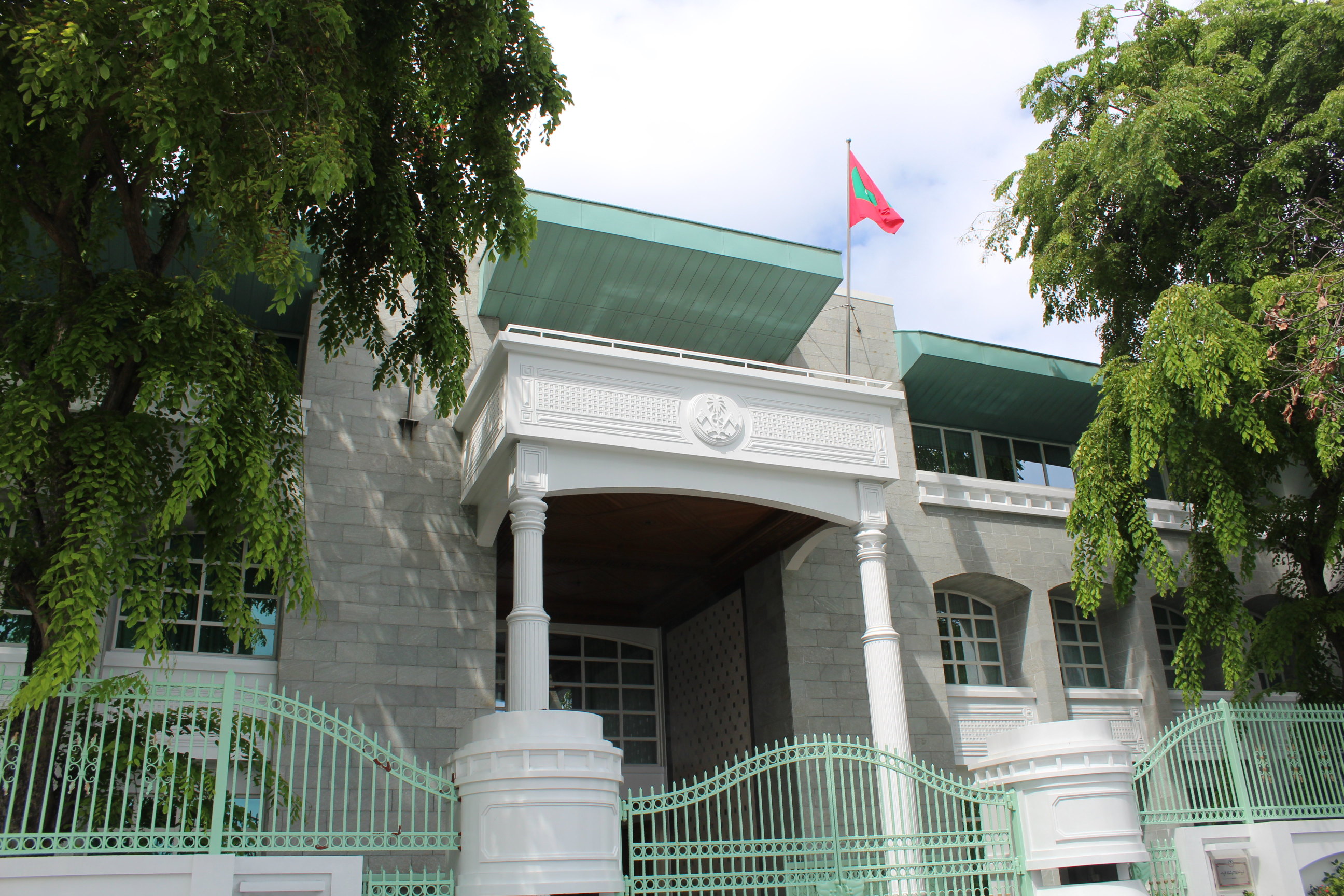 总统府大楼就在港口边,1913年建总统府. 马累