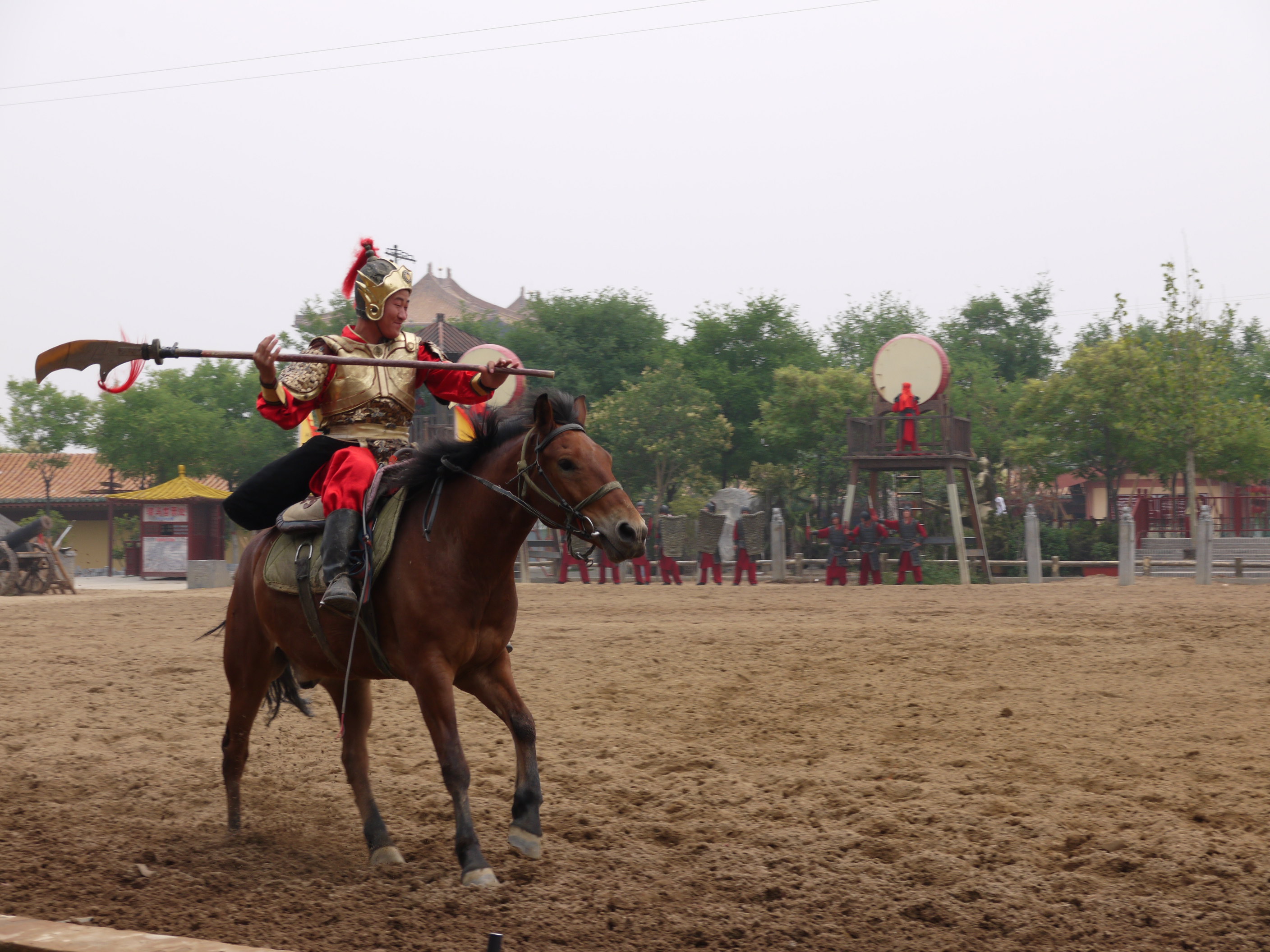 清明上河園 小梁王柴桂,手提著金背大砍刀,耀武揚威地出場. 清