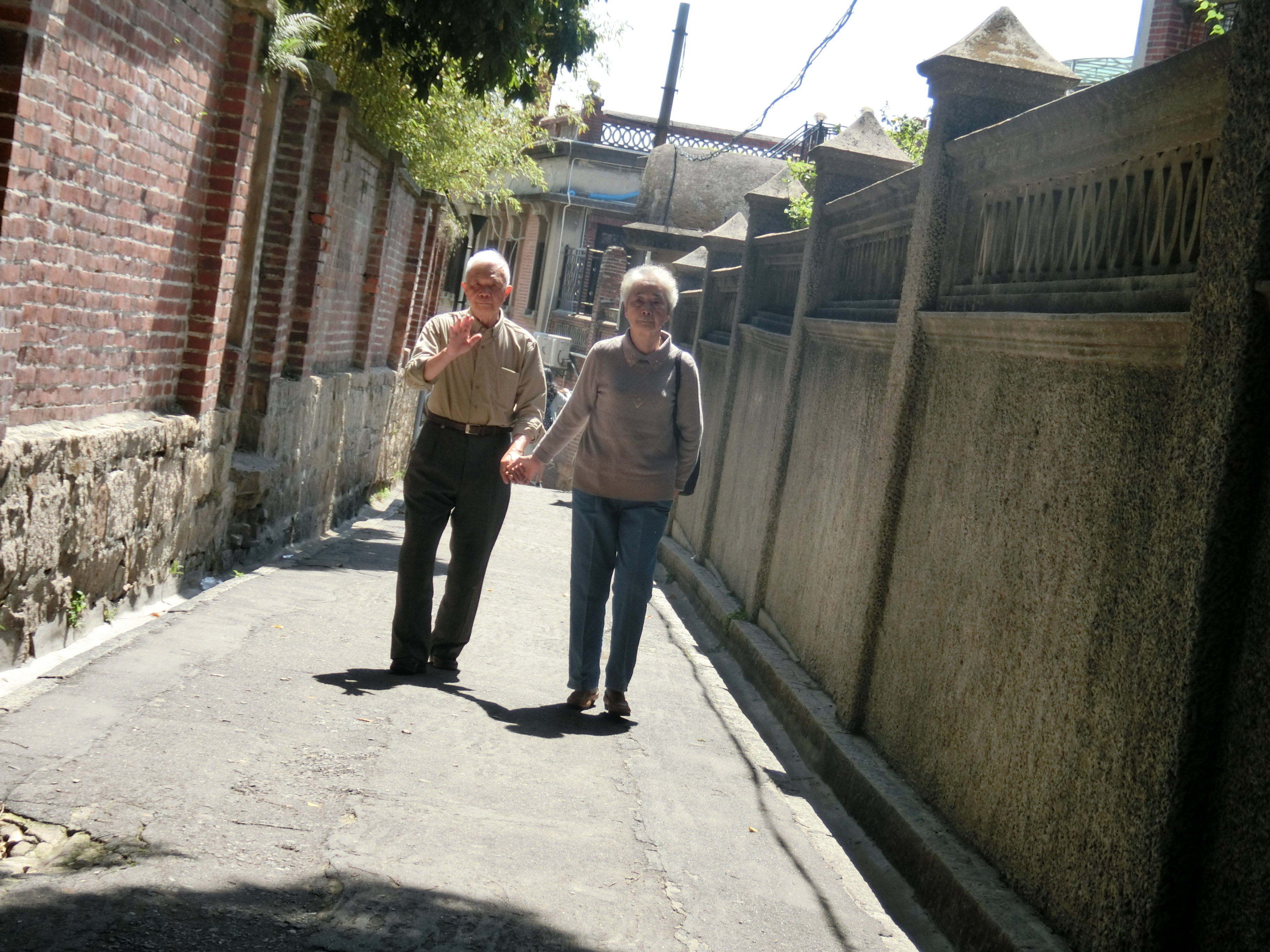 路上见到老公公老婆婆,手挽手 鼓浪屿