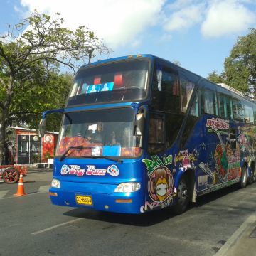 曼谷街头的旅游大巴