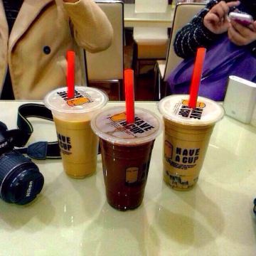 到了住的客栈,,!认识了驴友 心里挺兴奋的  一起喝了杯奶茶