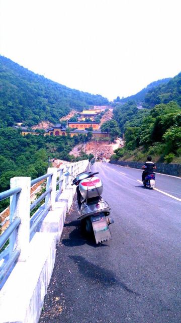 现在是一处红色旅游景点,据说炎陵县人民政府原本决定在接龙桥旁设立