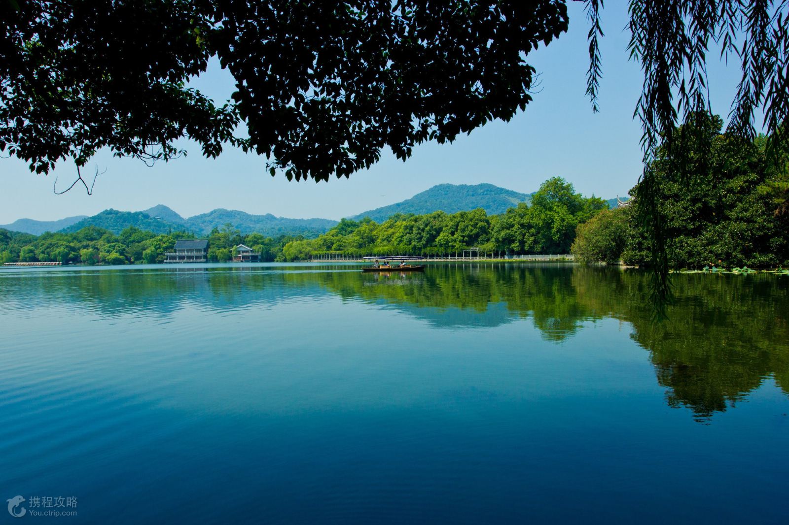 西湖山水依舊,早晨的清新,午後的愜意,夜晚的嫵媚.西湖之美,美在意境.