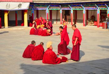 拉脊山+塔尔寺半日游【看日出•上门接送•8人精品小团】【1，达人带队，精选线路，深度体验，创新玩法，贴心管家，摄影帮手，路上美景随走随停！】
