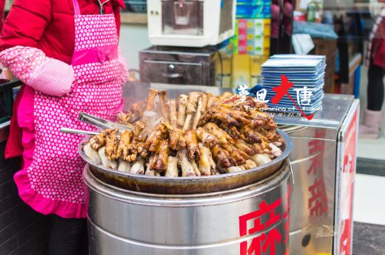 回民街里的小伙在"拉糖",拉到街上出去了,目测也到有几米了.