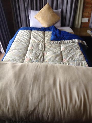 房间还算整洁干净,就是供电不稳定,有时会停电,洗澡水还是不错的.