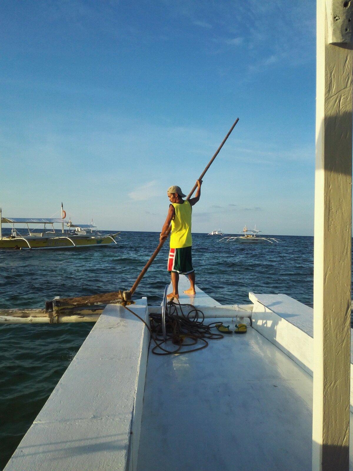 这是船夫看他撑杆出海,站在船头的样子让我觉的他像海盗杰克