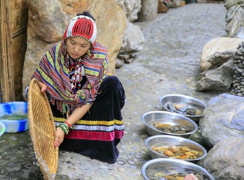 当地美丽的傈僳族少妇