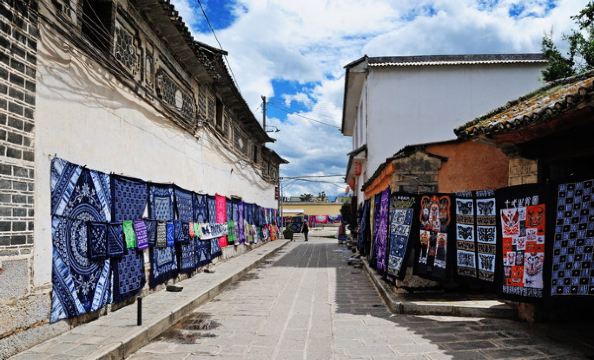 小镇到处都是扎染的布,很有当地特色