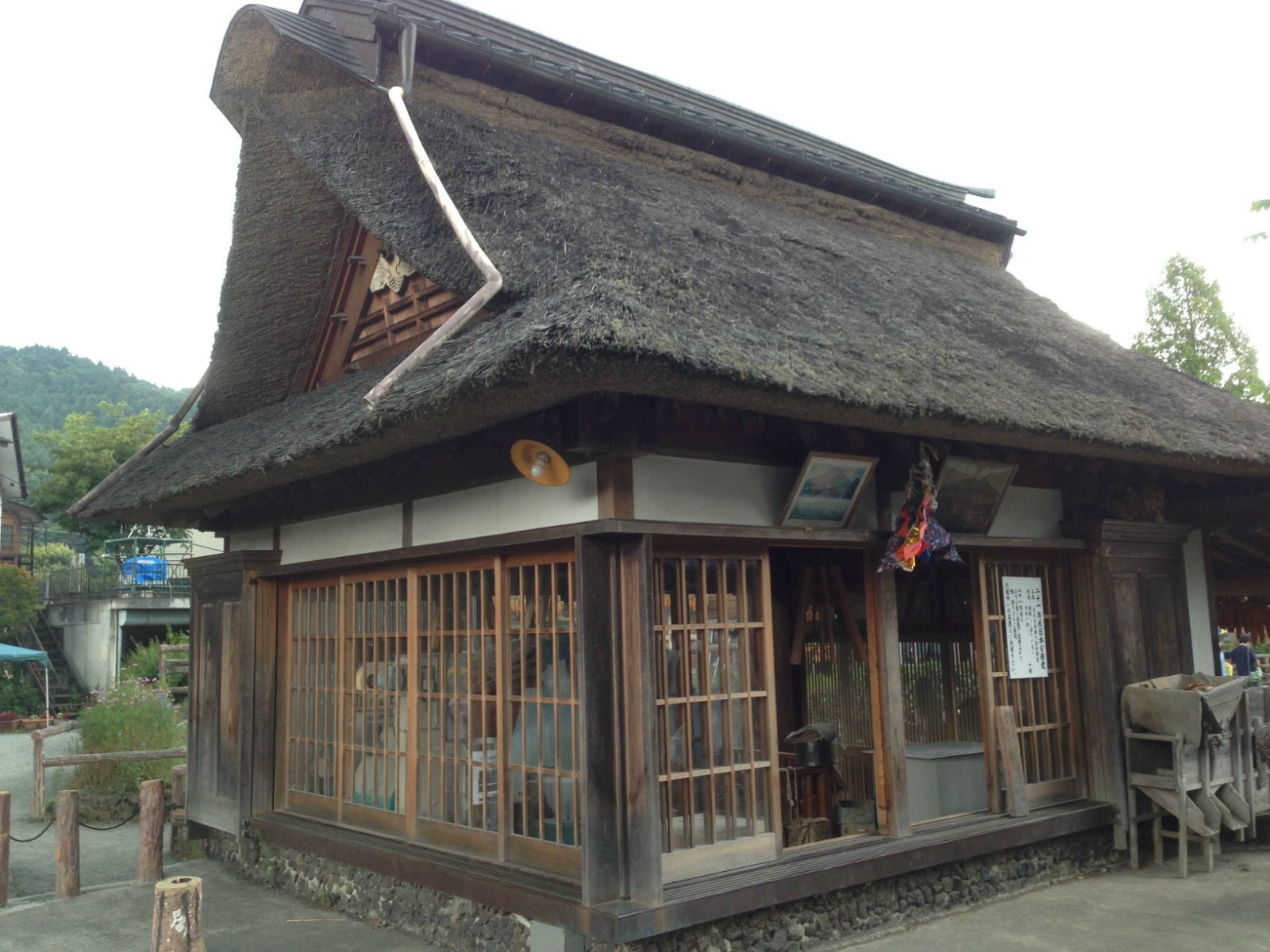 古老的茅草房,现在是店铺 忍野八海