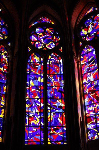 兰斯 大教堂巨大的玫瑰花窗承接着阳光,光芒透过斑斓的花窗照射到教堂