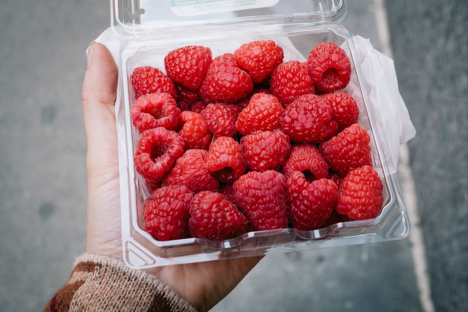 街边小超市买到了久违的最爱的红莓,酸酸甜甜,就像等待金鱼到来的激动