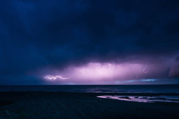 不过,这一切考验都是值得的.因为,我们有幸拍到了圣湖的龙形闪电.