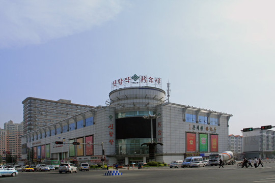 延吉市人民政府办公大楼 延吉市的街路东西走向主要有:公园路-人民路