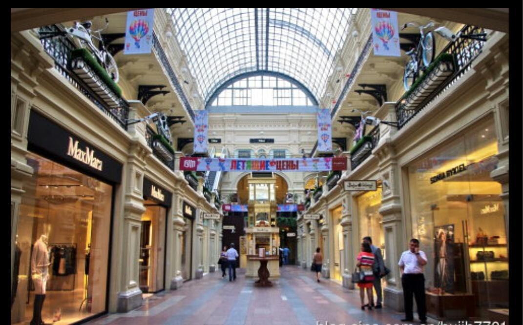 古姆百货商店内部装修为宫廷式的建筑风格,有着非常好的购物环境.