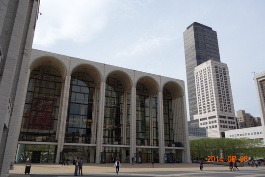 世界著名的茱莉亚音乐学院就在其隔壁.林肯艺术中心的位