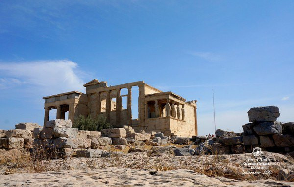 厄瑞克忒翁神廟(erechtheion) 位於巴特農神廟的北面.