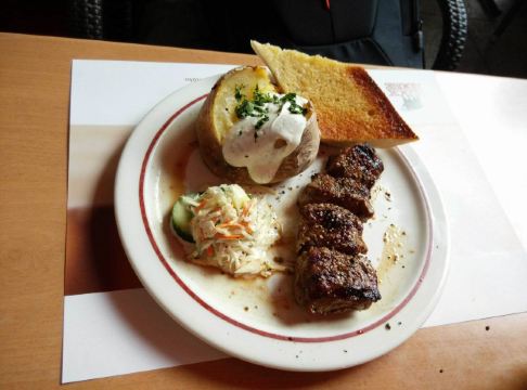 牛排套餐,包括半块厚牛排,蒸土豆块,沙拉,面包,足够饱!