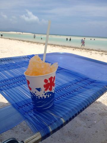 在海滩入口处停着一辆面包车改建的售货亭,上面的大叔堪称全能.