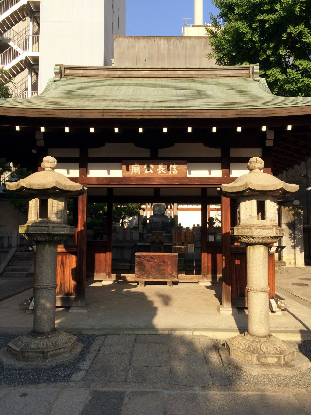 整个本能寺现存规模本就很小,除了本殿,僧舍基本没别的了. 本能寺