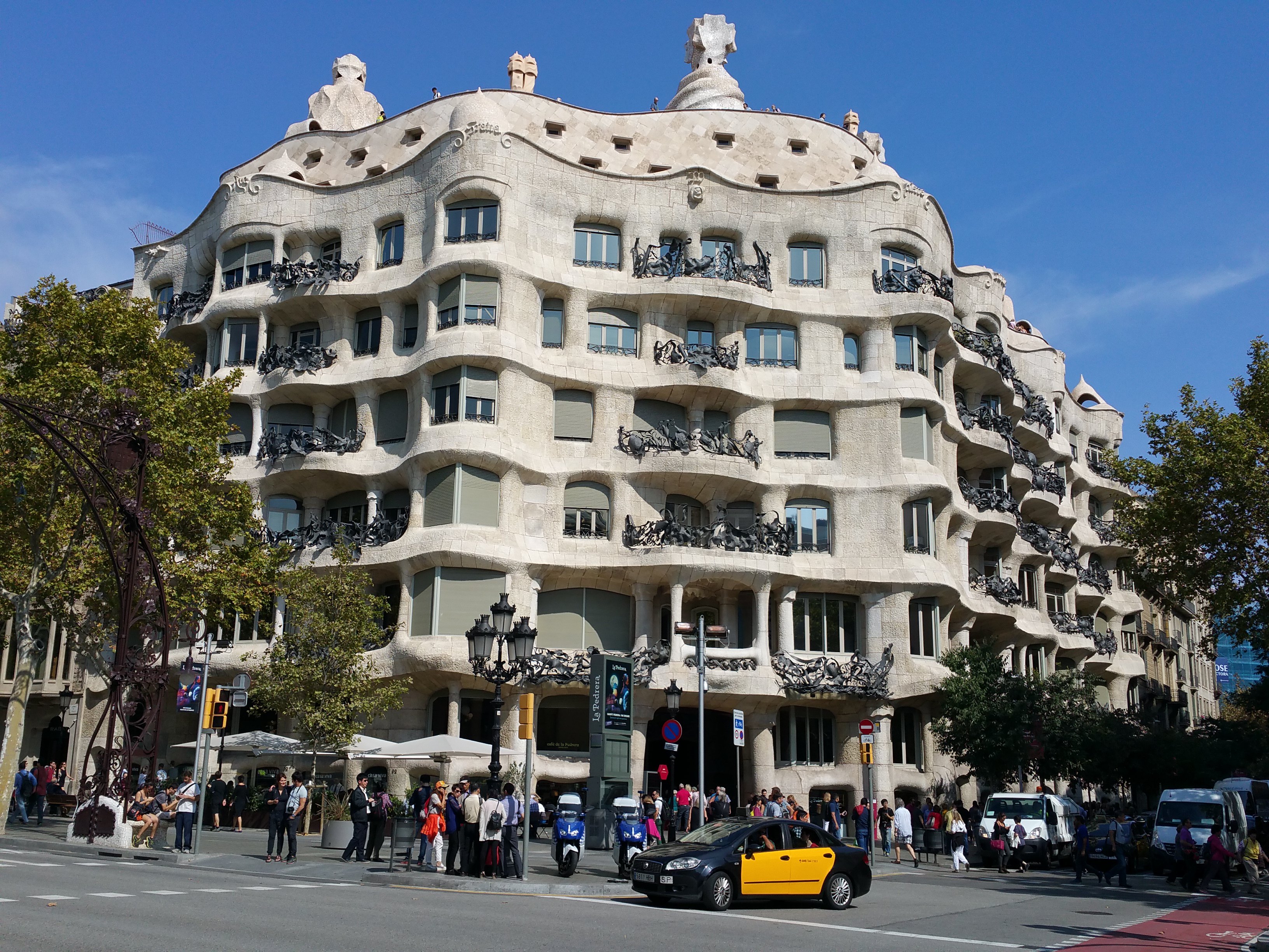米拉之家(casa milà)建于1906年至1912年间,坐落在西班牙的巴塞罗那