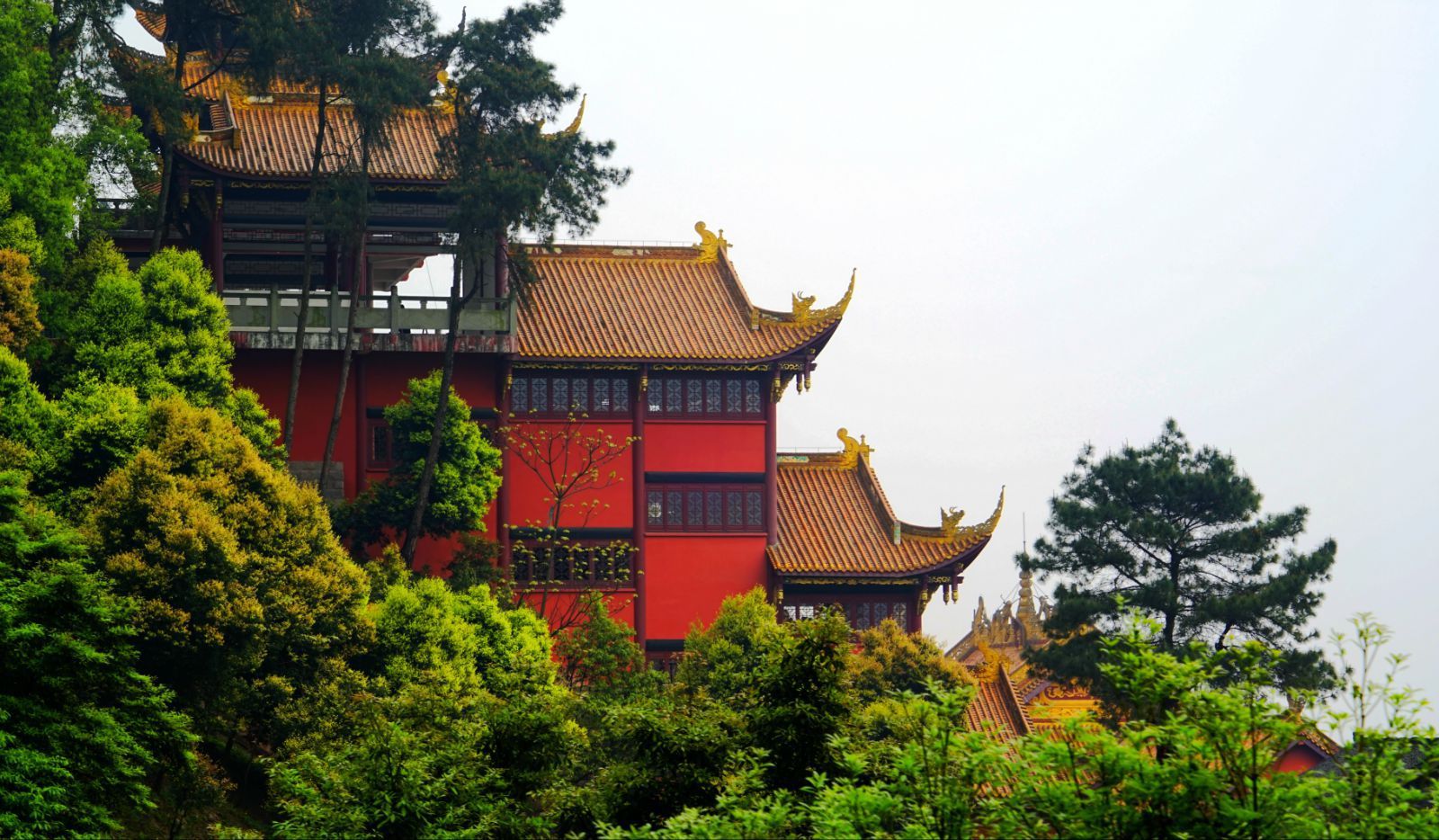 乘入口處左邊纜車緩緩而上,雲峰寺的宏偉壯麗一覽無餘 瀘州方山