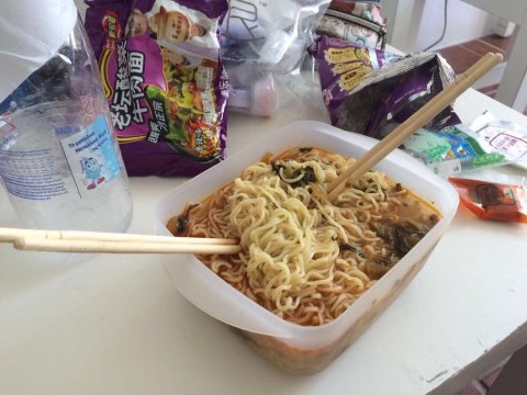 睡到自然醒的我们,吃了几天西餐,在酒店煮起了方便面,两包老坛酸菜