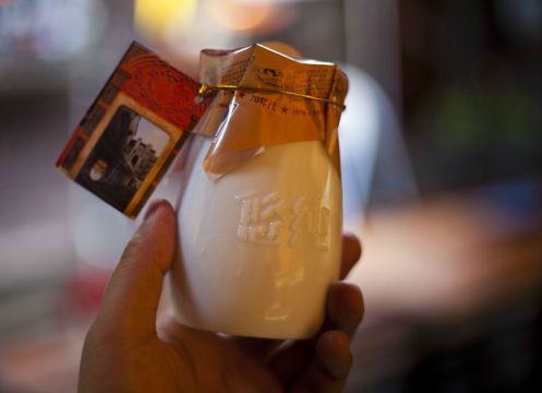 上海老酸奶,20元一小瓶…… 田子坊