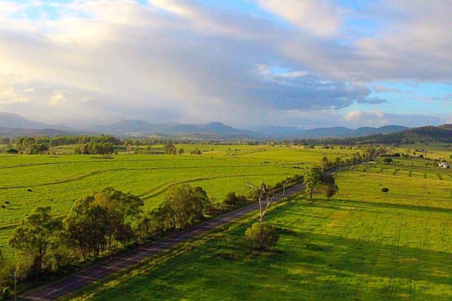 我们的气球乘着日出飞起来了,蓝天白云下的绿色平原真是太美了!