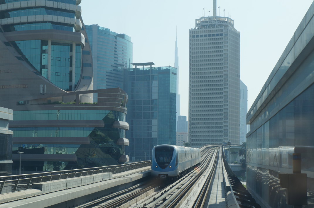 迪拜轻轨是世界上最长的无人驾驶城市快速轨道交通系统.