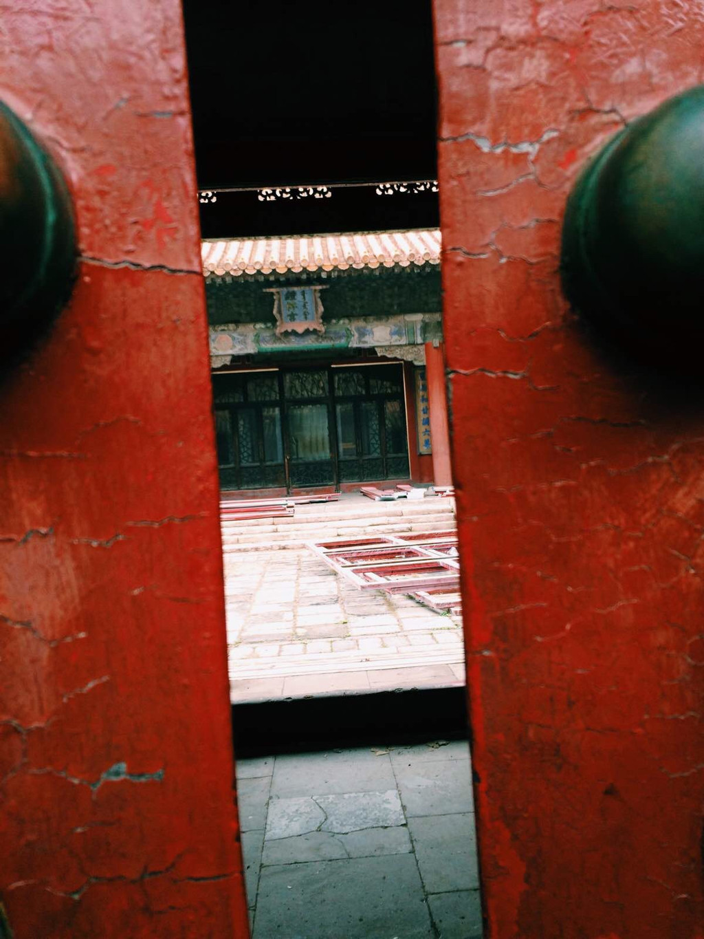 故宫里很多地方都在修缮,这种穿过门缝望一望,有些也确实吓到被清宫戏