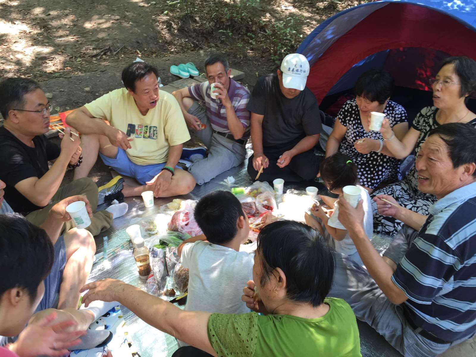 爷爷和姐夫买来了吉林有名的卤味 席地而坐 像小学春游一样的野餐