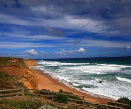 继续开车来到大洋路,这里的沿海公路非常漂亮.