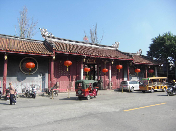 手續,然後到路口的快餐店吃了簡單的午餐,而事實上由於早茶太過豐盛