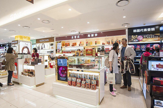 远远看到正官庄专柜,尤记得小时候它在翡翠台做了相当多的广告.