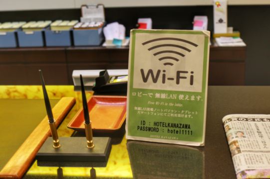 酒店提供免费wifi,而且在房间里面信号也很好,赞.