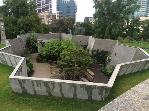 战争纪念馆就坐落在皇家植物园内.植物园尺度很大,树仿佛被放大了2倍.