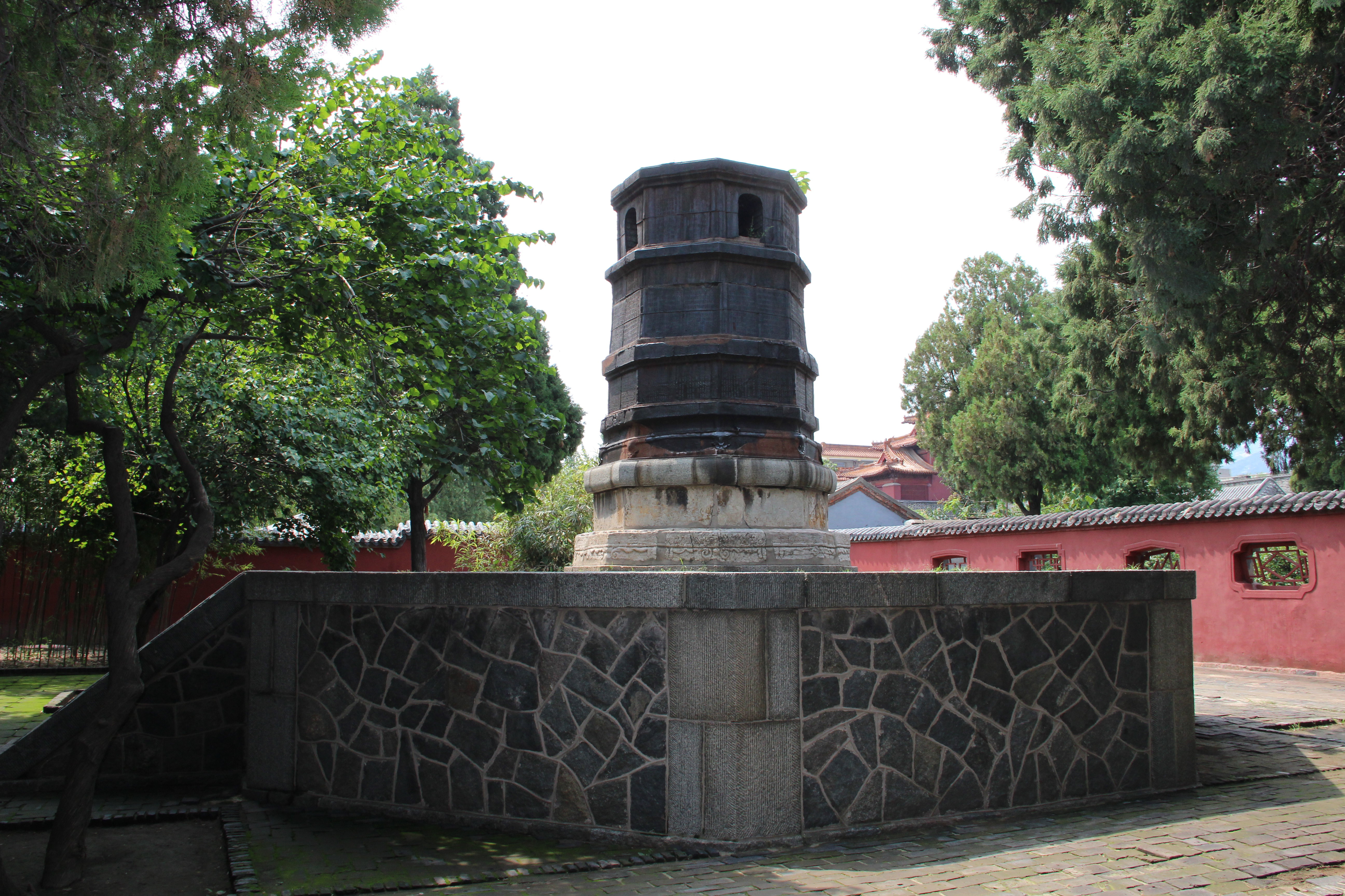 在山东省泰安市岱庙后花园的西面,与铜亭对称的是一座铁塔,明嘉靖年