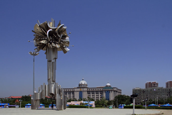 金达莱广场——主雕塑《金达莱之光》