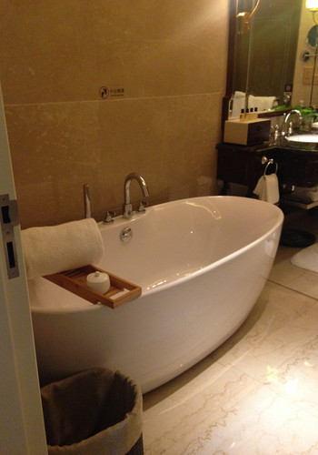 什么酒店会有浴缸呢 CggYHFYRE6GAOr_6ABG0P4kXvos656_C_350_500_Q90.jpg