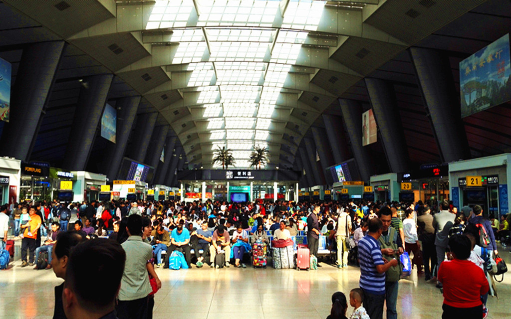 高铁站里出行的游客,熙熙攘攘,已是人满为患.