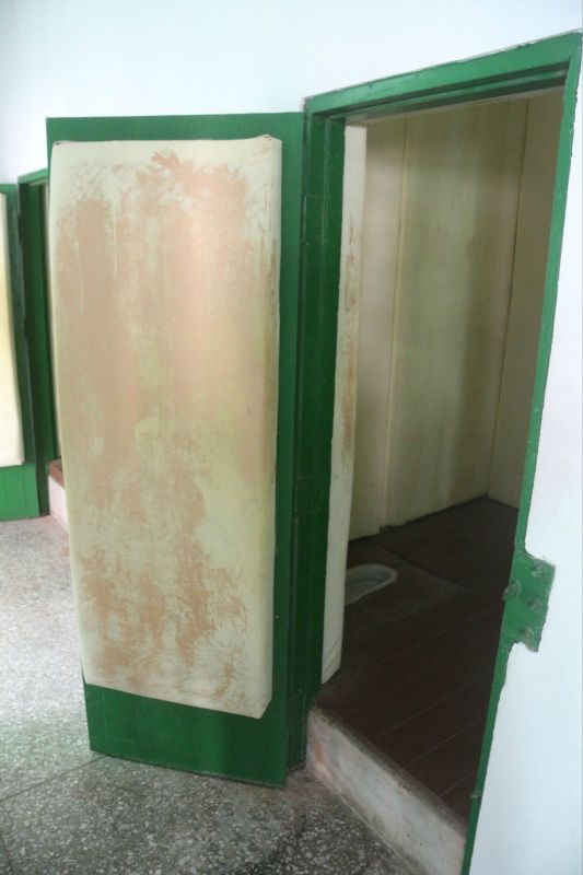 禁闭室,以前专门关精神有问题的犯人,这么厚的隔音设备,关上一天,没有