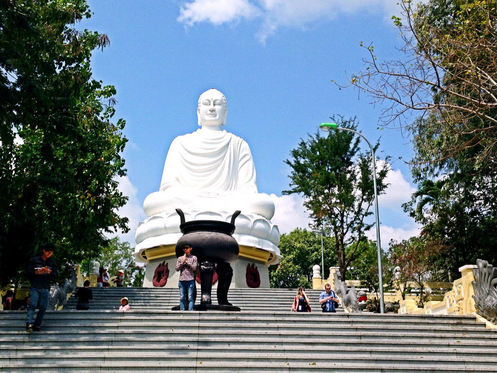 龍山寺,標誌景觀:白色大佛