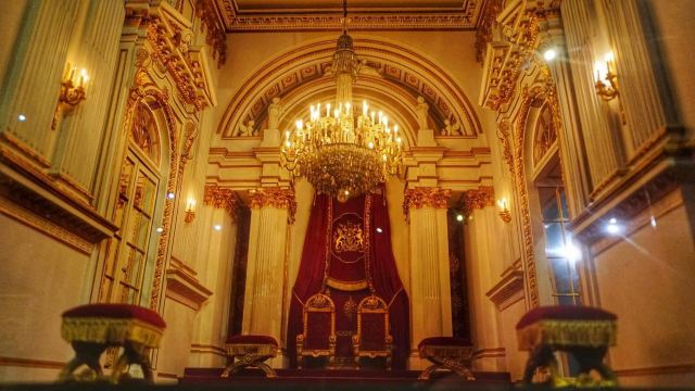 富丽堂皇的皇座堂. 袖珍博物馆