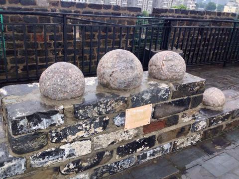 礌石——用青石凿成的大小不一的圆石 守城兵器 中华门瓮城