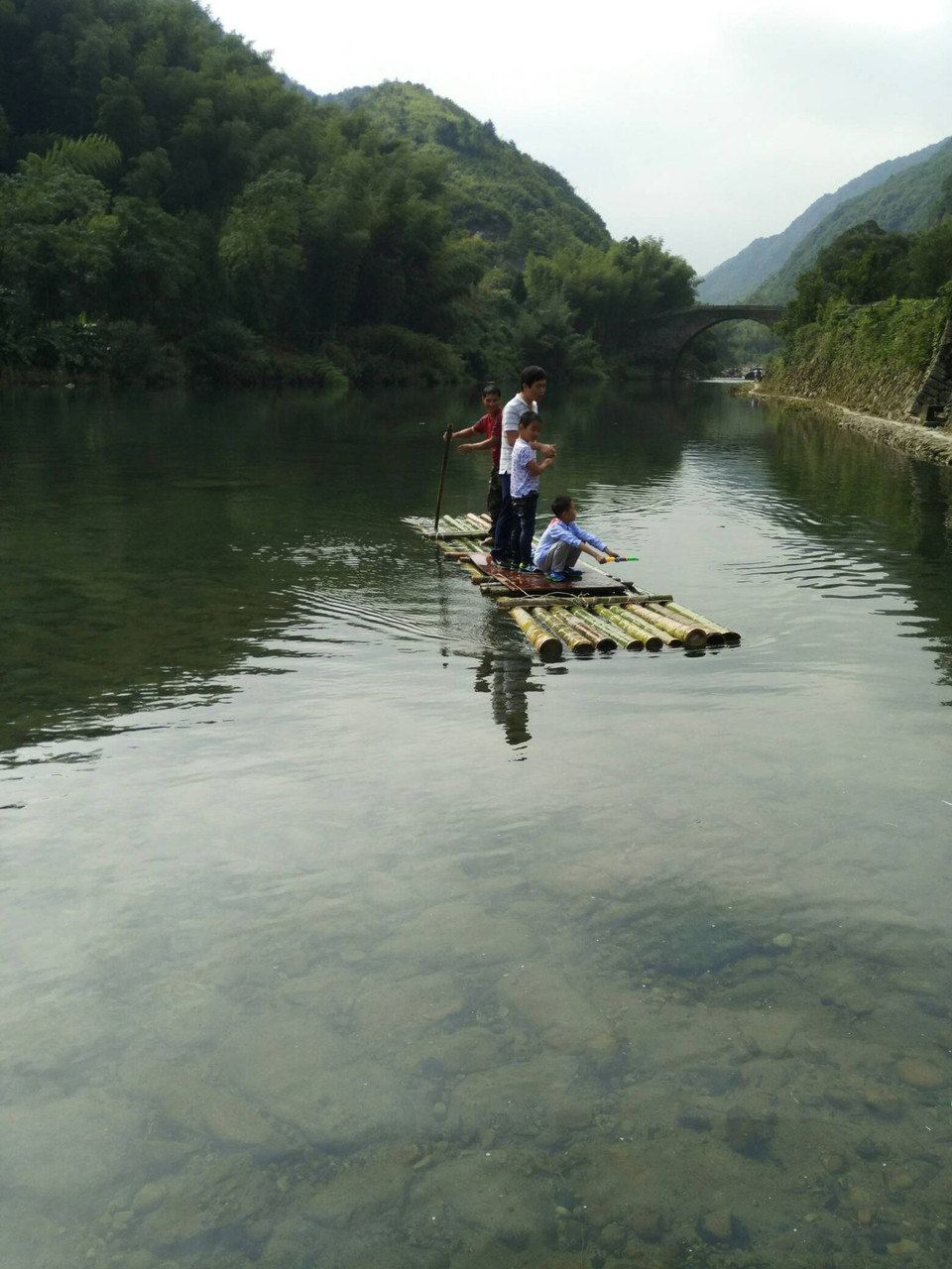 現實版的:小小竹排江中游 巍巍青山兩岸走