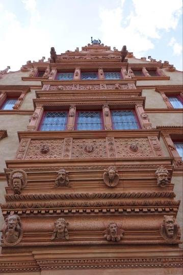 著名的人头屋—现在是卖葡萄酒的商铺 法国小镇colmar