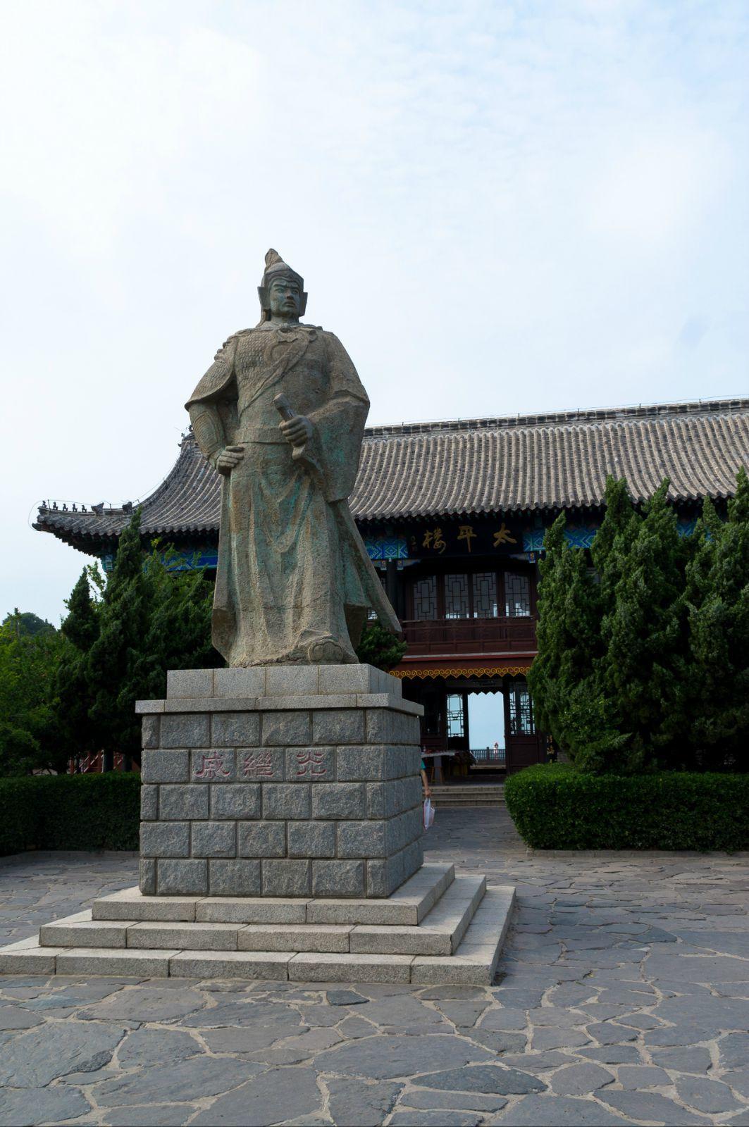 汉族,山东蓬莱人(一说祖籍安徽定远,生于山东济宁微山县鲁桥镇).